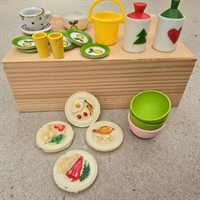 krukker-med-laag-tallerkner-skål-krus-plastik-service-dele-til-dukkehuset-miniature